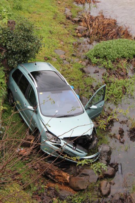 Cae un coche al río en Grado