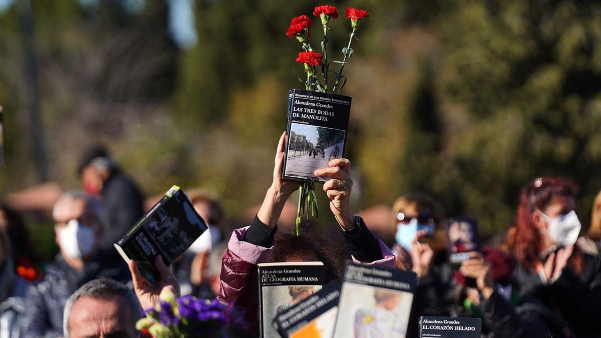 Lectores de Almudena Grandes, con libros de la escritora, en el Cementerio Civil de Madrid.  | // DAVID CASTRO