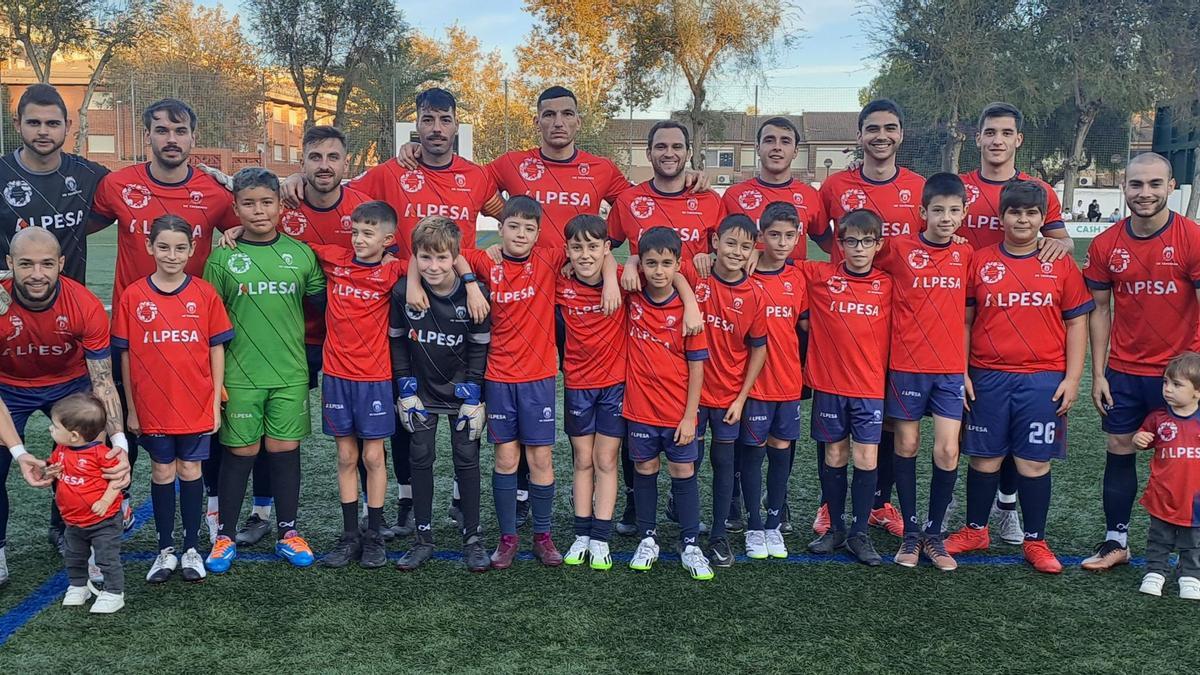 El primer equipo y el alevín C de la UE Tavernes posan para la foto antes del partido