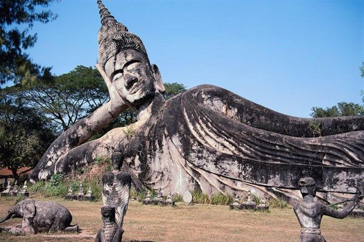 Estatua de un buda recliando en el Buddha Park de Vientiane, en Laos.