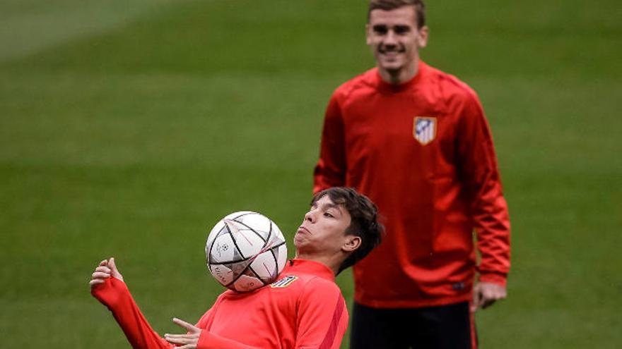 Óliver Torres y Griezmann, en el ensayo de ayer.