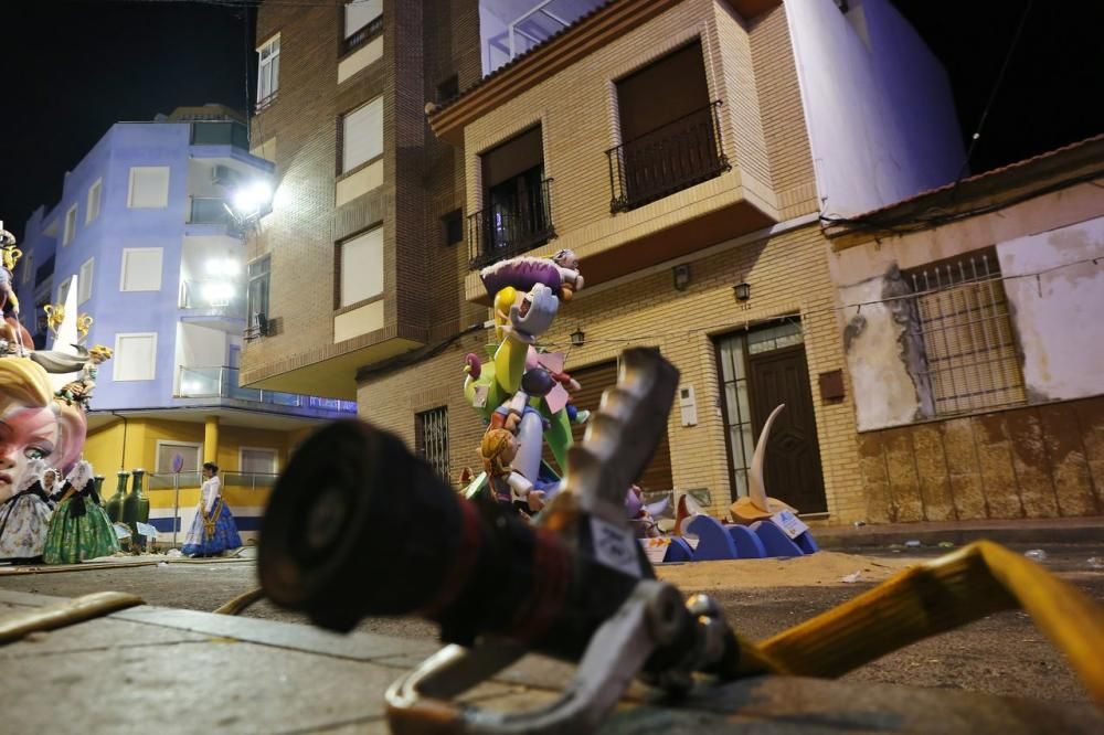 Cientos de personas, la mayoría adolescentes que quisieron disfrutar de la "cremá" y posterior "bañá" de los bomberos, se acercaron al barrio del Calvario para ver arder su hoguera