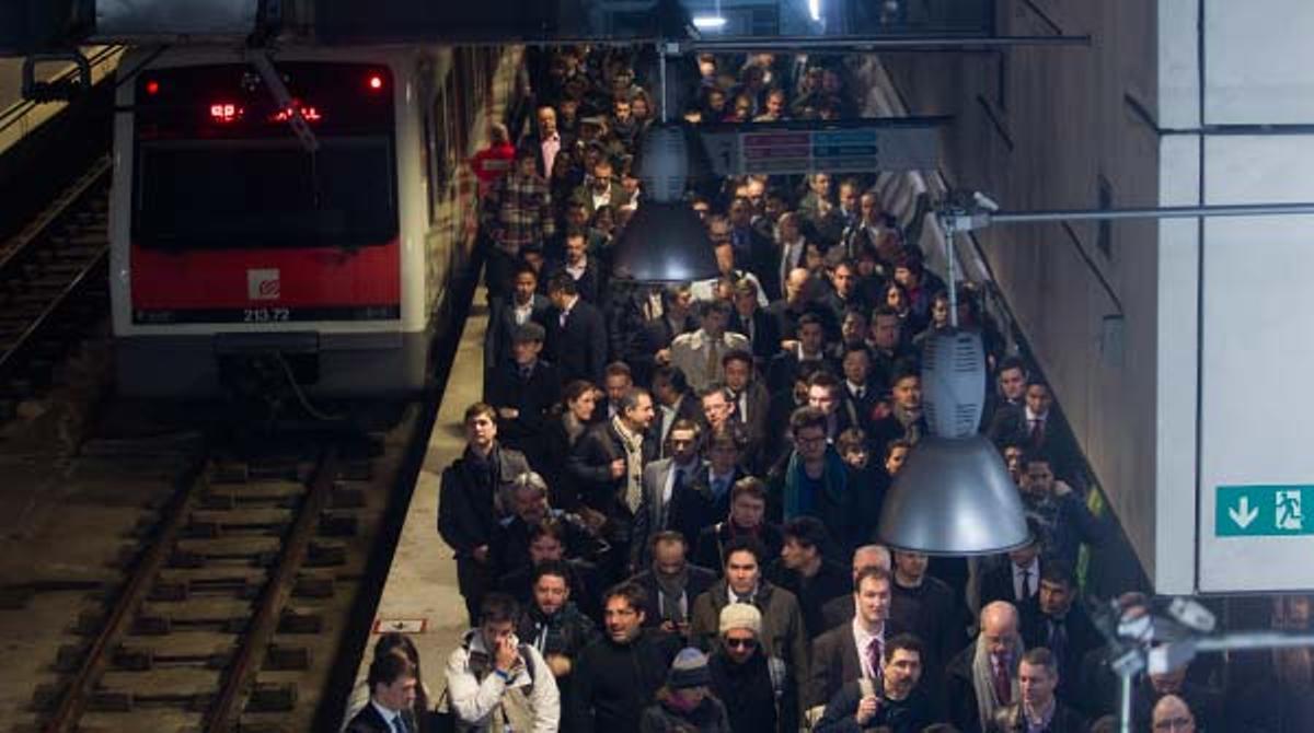 Els autobusos llançadora i els Ferrocarrils supleixen la falta de metro per portar els visitants al Mobile World Congress.