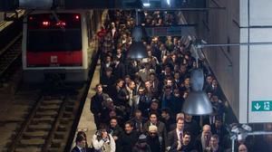 Els autobusos llançadora i els Ferrocarrils supleixen la falta de metro per portar els visitants al Mobile World Congress.