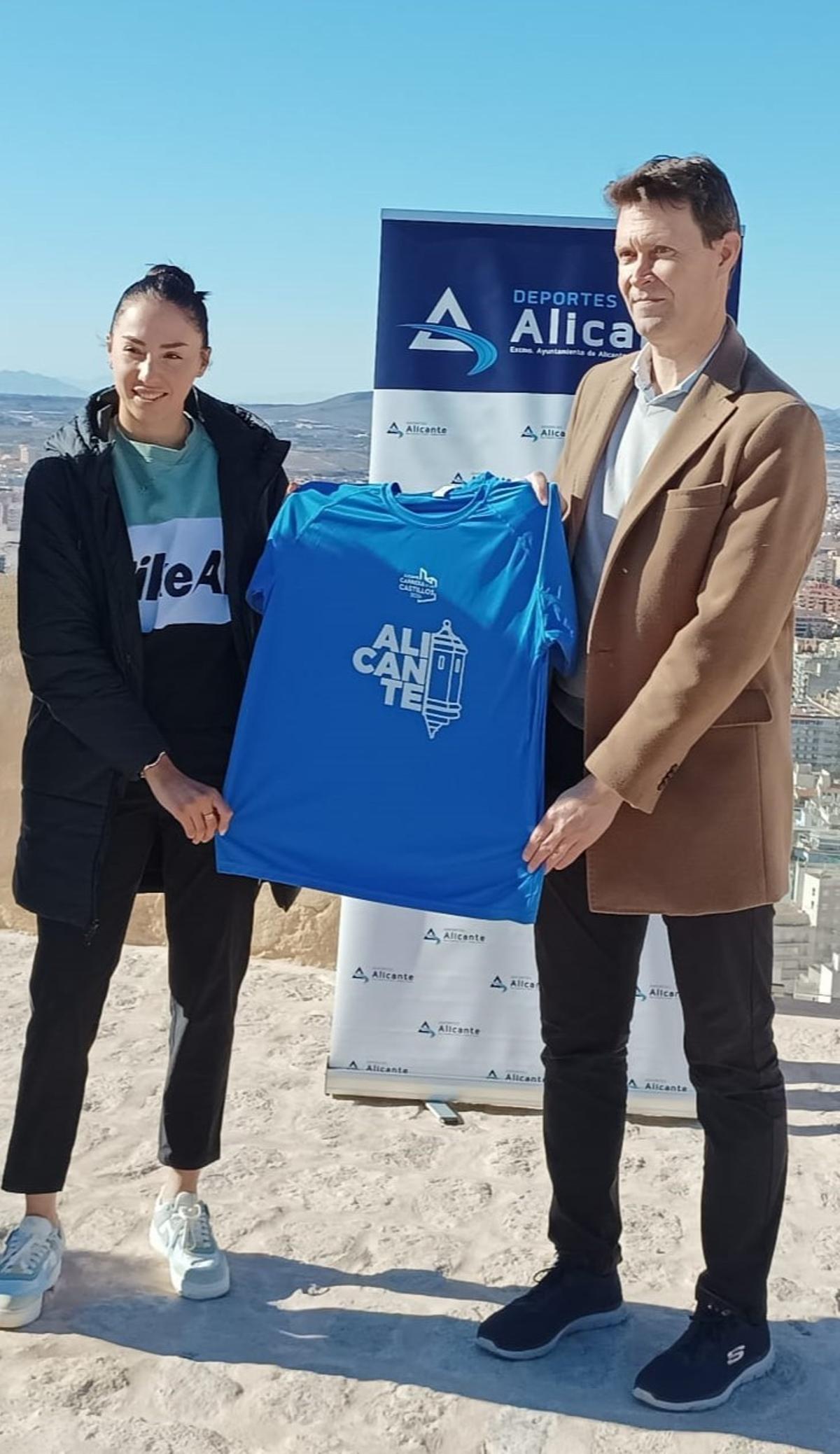 Lucía Rodríguez y Toni Gallego posan con la camiseta de la undécima edición de la Carrera de los Castillos