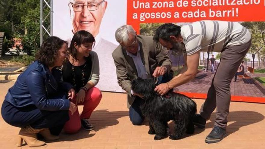 Tello, Lozano y Ribó, con una mascota, ayer en Aiora.