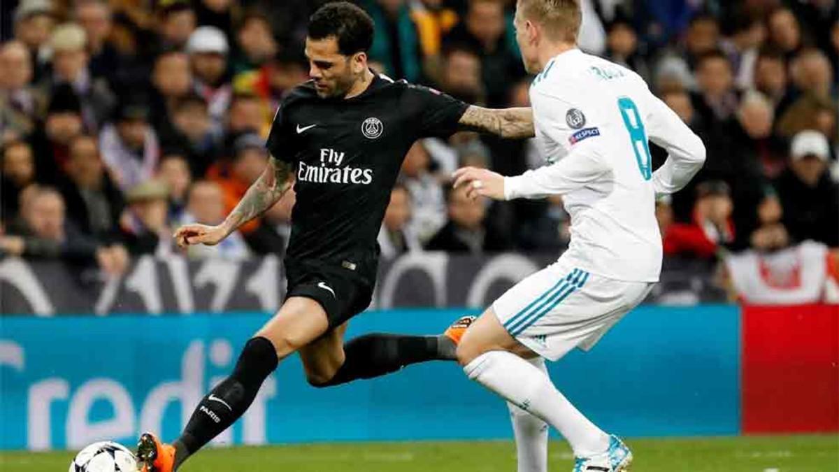 Dani Alves fue pitado por la afición del Real Madrid