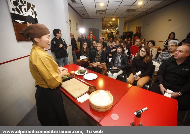 GALERÍA DE FOTOS -- La reconocida cocinera japonesa Taka Sasaki triunfa con su taller de cocina en Vila-real