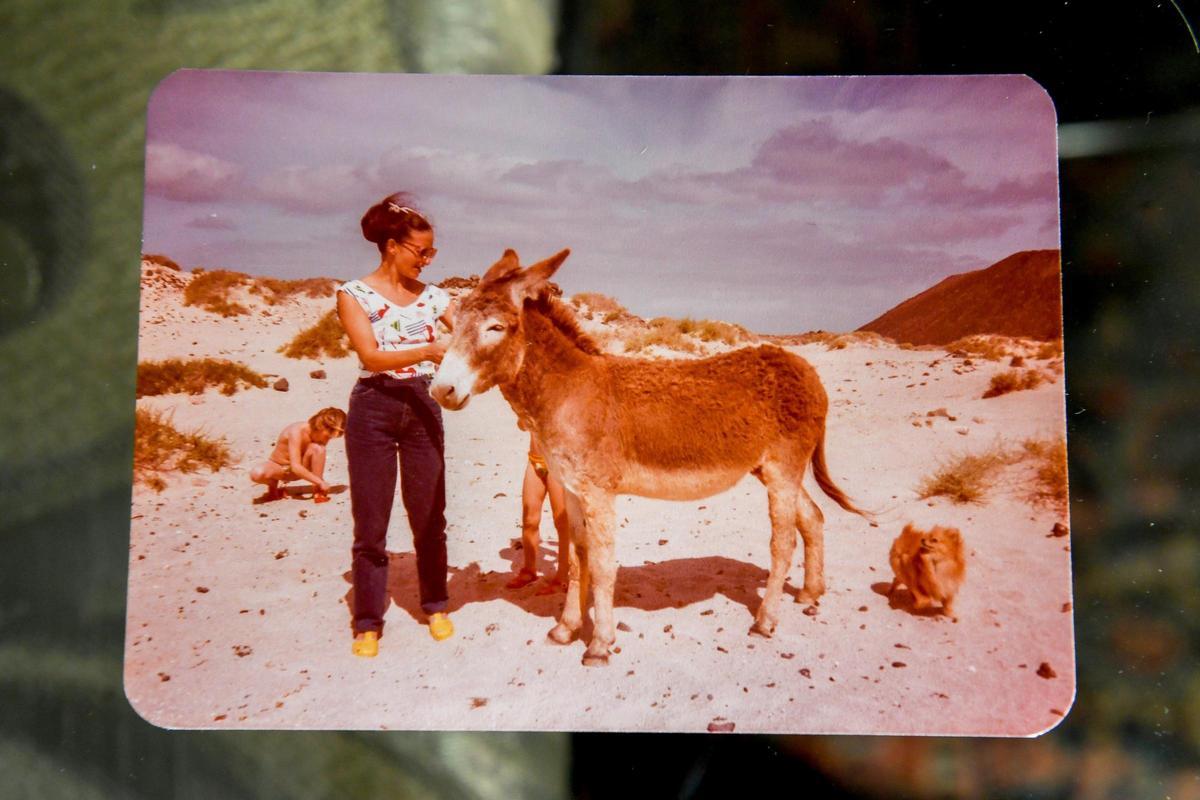 Daniela Kohler acaricia a un burro en la Isla de Lobos en los años 70.