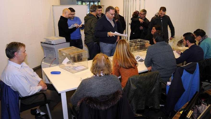 Trabajadores municipales del concello, en un recuento de elecciones sindicales. // Bernabé/Javier Lalín