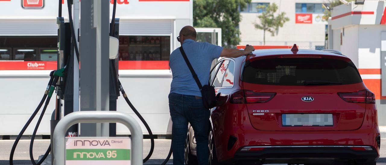 Un hombre llena su coche de combustible en una imagen de archivo.