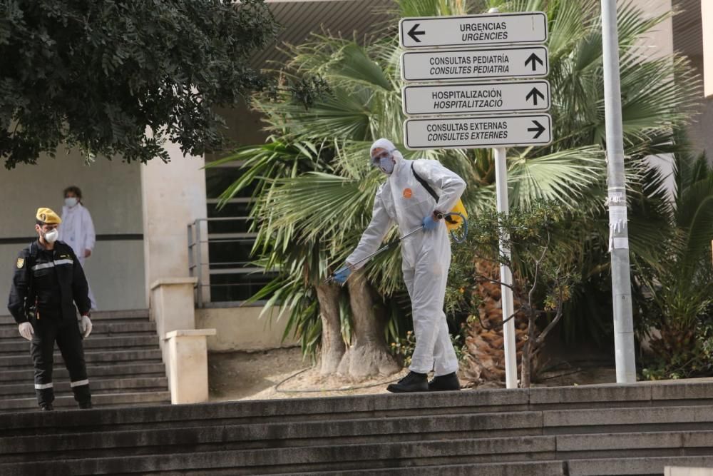 La UME desinfecta los accesos al Hospital General de Alicante