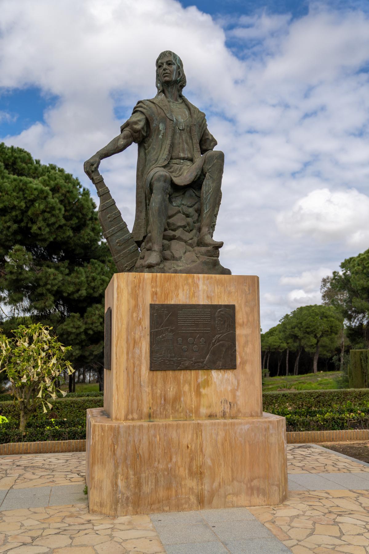 Estatua de Cristóbal Colón en el parque de La Rábida cerca de Huelva.