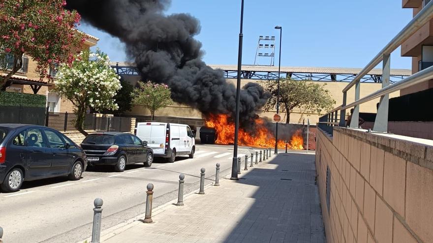 Un incendio desata el &quot;pánico&quot; en Torrent por culpa de la densa columna de humo negro