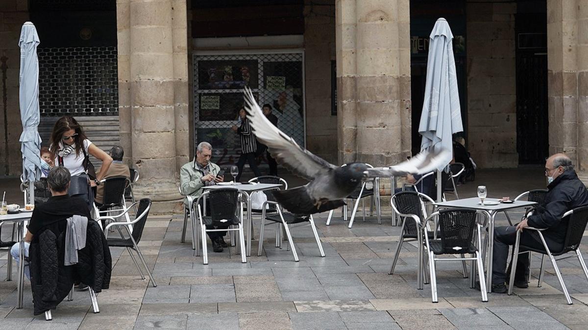 Varios clientes en una terraza en el centro de Bilbao, este lunes, 11 de mayo, primer día de la fase 1