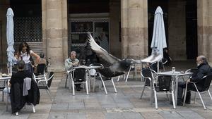 Varios clientes en una terraza en el centro de Bilbao, este lunes, 11 de mayo, primer día de la fase 1. 