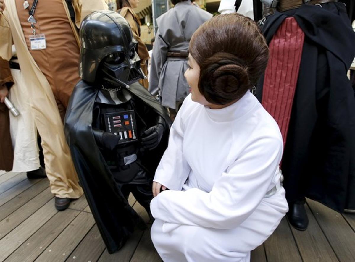 Darth Vader y la princesa Leia conversan, en la reunión de fans de Tokio.