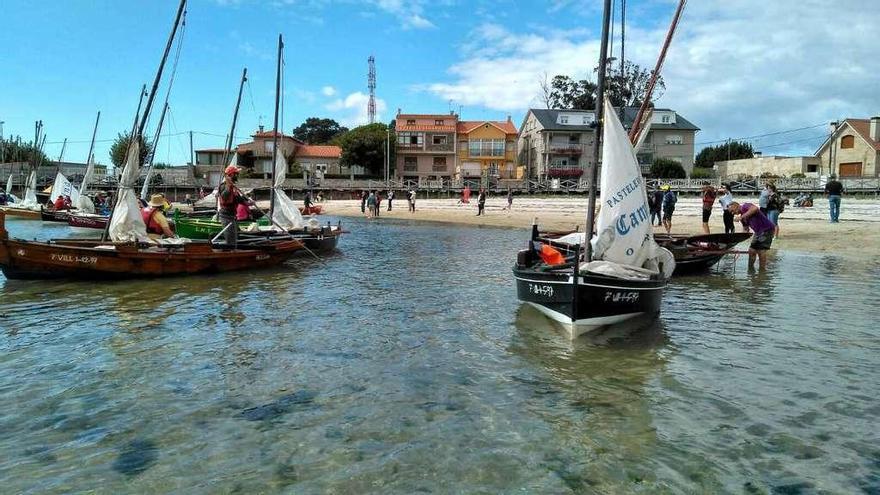 La salida de la regata de dornas a vela disputada el pasado sábado en Porto Meloxo. // Dorna Meca