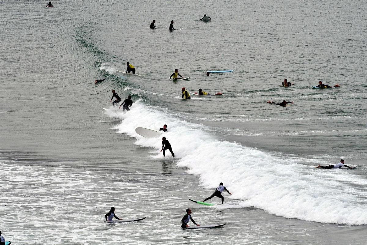El oleaje en el Orzán anima a los surfistas de A Coruña a subirse a las tablas El oleaje en el Orzán anima a los surfistas de A Coruña a subirse a las tablas
