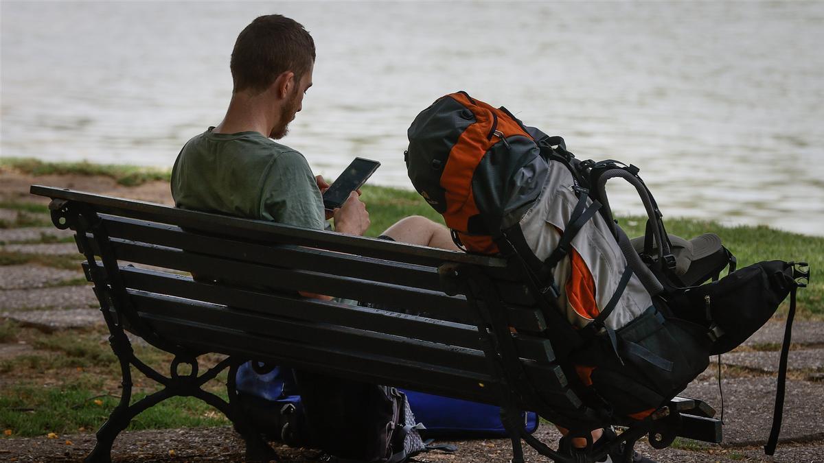 Un hombre descansa en la sombra de un parque en Sevilla este jueves.