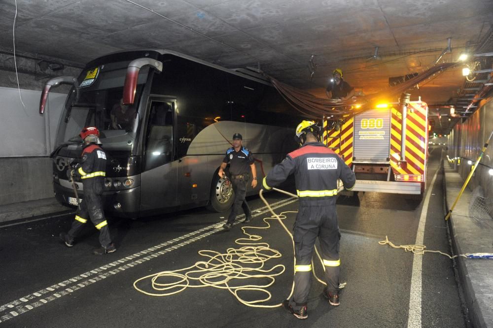 Un autobús escolar, atrapado en el túnel de María