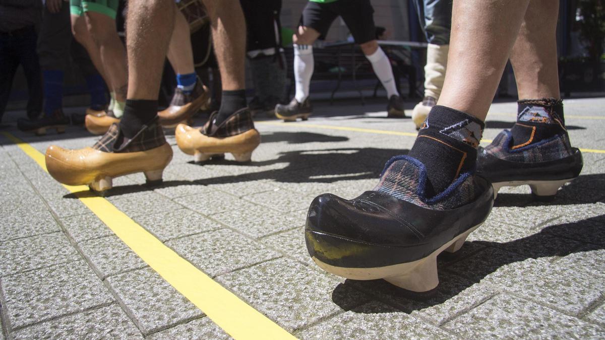 Participantes en una carrera de madreñas en la calle Gascona.