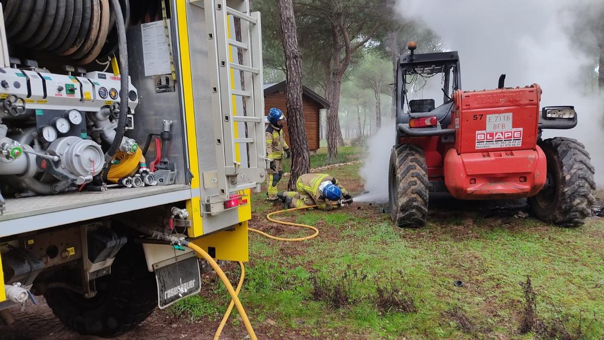 Los Bomberos de Toro sofocan el fuego que ha dañado la máquina