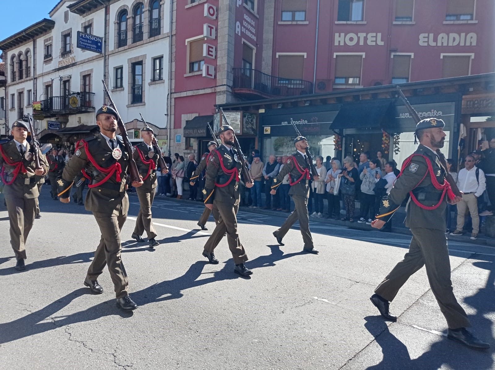 Multitudinaria jura de bandera en Covadonga, con imágenes para la historia en el real sitio