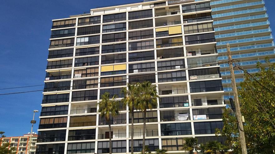 Finca de primera línea de playa de Calp con carteles de "se alquila" en varios balcones / A. P. F.