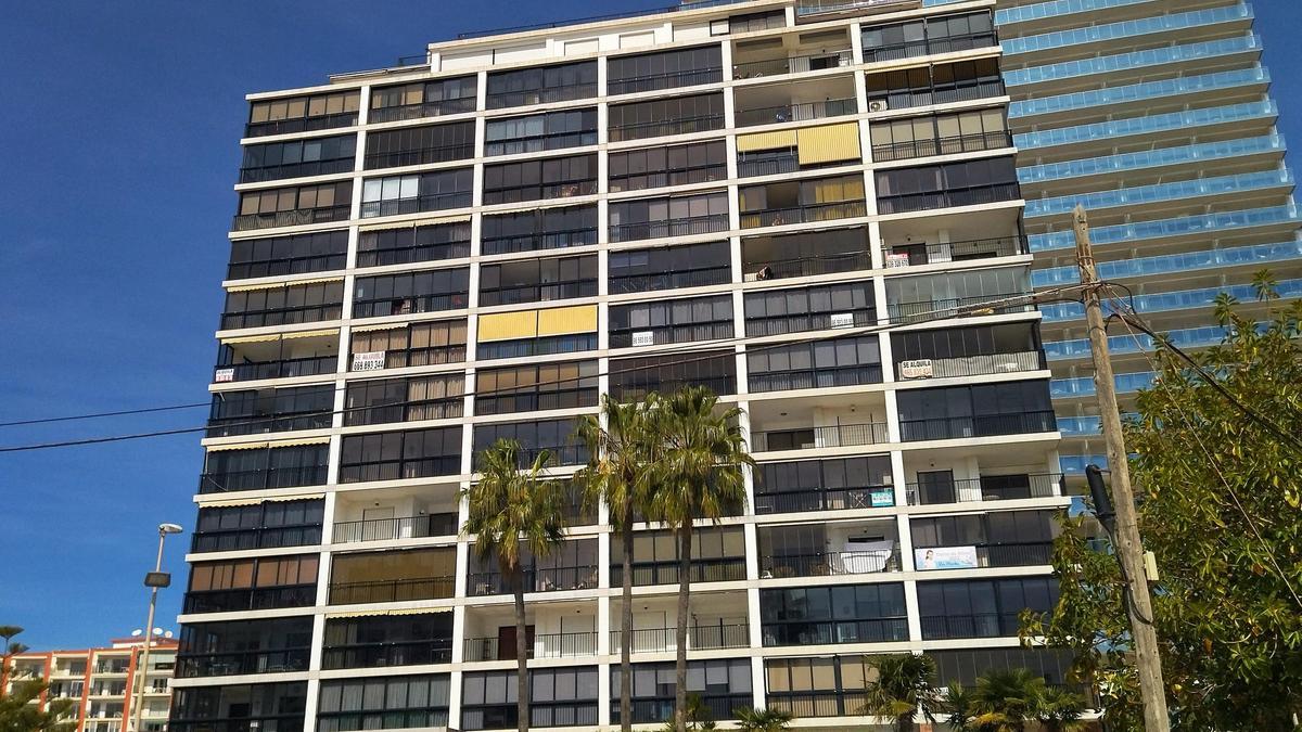 Finca de primera línea de playa de Calp con carteles de &quot;se alquila&quot; en varios balcones