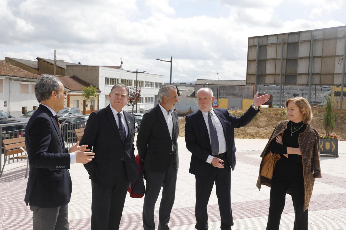 Canteli y Nacho Cuesta junto a los promotores visitando la zona.