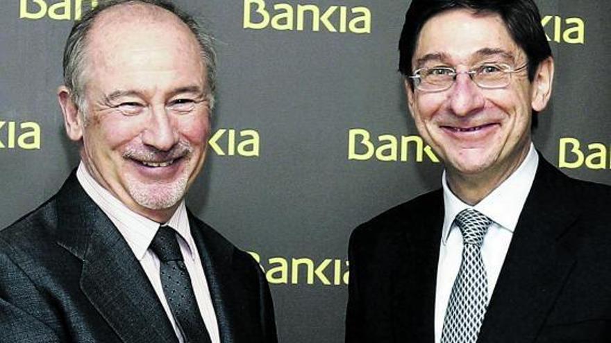 Rodrigo Rato y su sucesor, José Ignacio Goirigolzarri, el día 9 en el acto de entrega de poderes en Bankia.