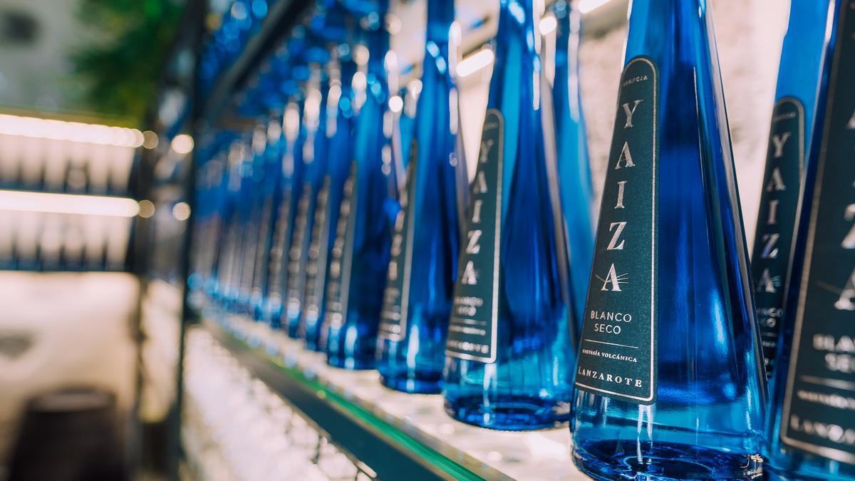 Vino &#039;Yaiza&#039; de Vega de Yuco en su emblemática botella azul.