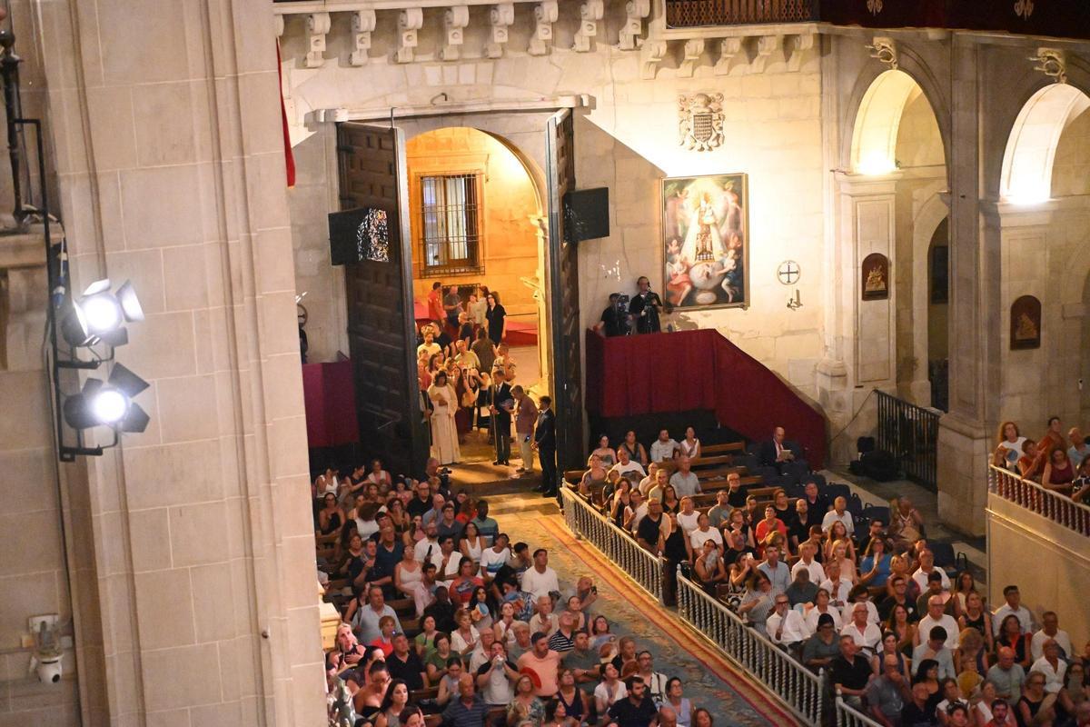 El Patronato del Misteri decidió abrir las puertas de Santa María durante la representación tras el calor sufrido el día anterior