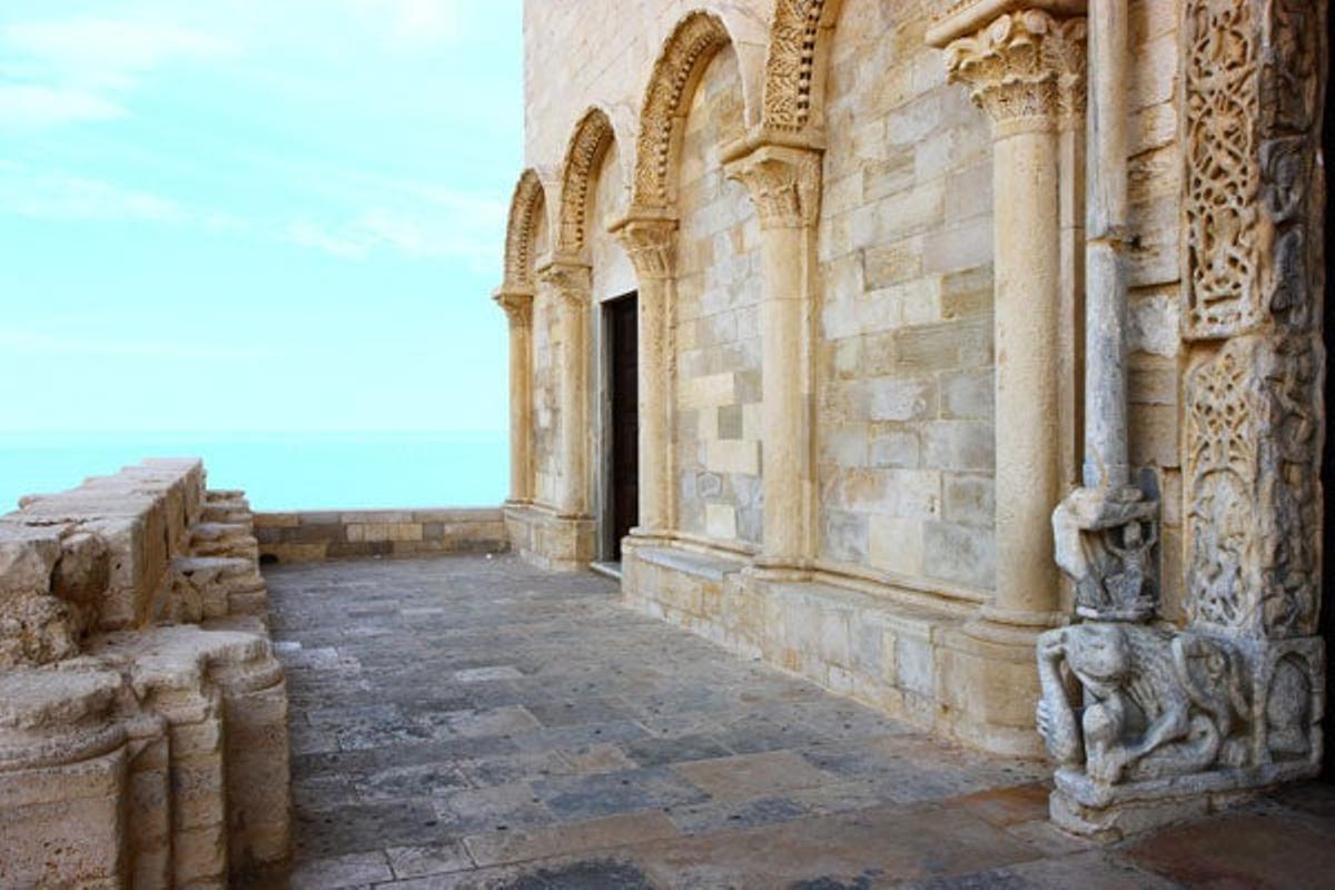 Detalle de la entrada de la Catedral de Trani. Detalle de la entrada de la Catedral de Trani.