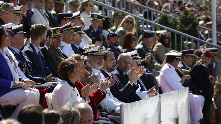 El Rey Felipe VI en mayo de 2024 ante la playa de San Lorenzo, en el Día de las Fuerzas Armadas.