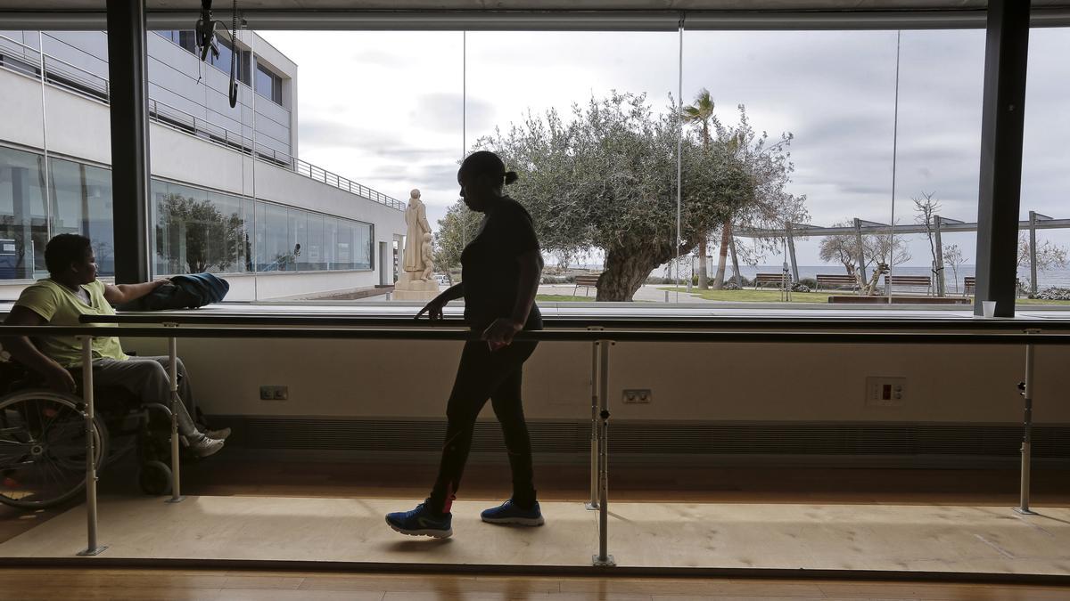 Una paciente en el servicio de rehabilitación del Sant Joan de Déu.