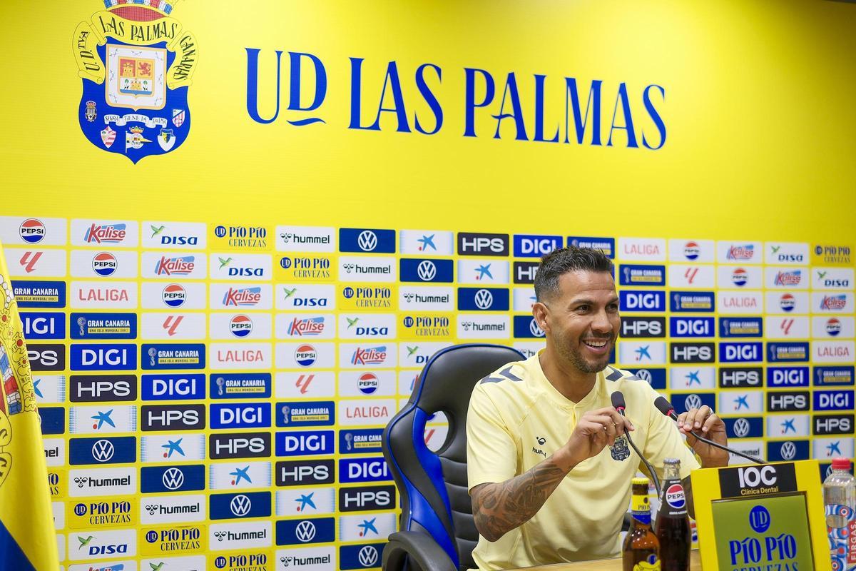 Viera se prepara para hablar ante los medios, de cara al capital pulso ante el colista Mirandés.