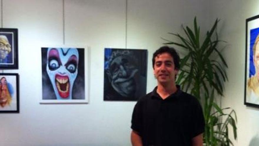 Juanjo Estrada, con sus obras, en el Café de Macondo.