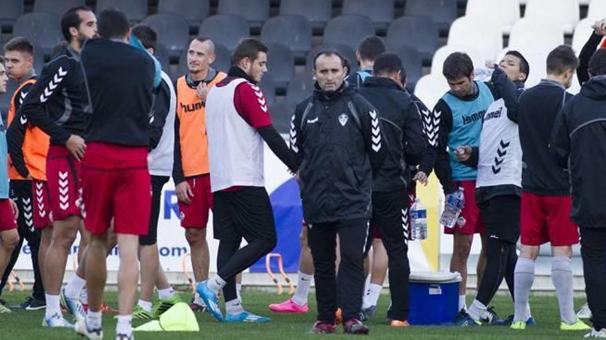 castalia acogió el primer entrenamiento de la semana.El técnico tarraconense Kiko Ramírez dirigió la sesión sobre el césped del estadio Castalia. f carme ripollésLos lesionados Fonte y Saizar siguen al margen del grupo. f carme ripollésHoy y mañana, doble sesión. f c.r.Omar Monterde continúa entrenando con el plantel albinegro. f c. r.