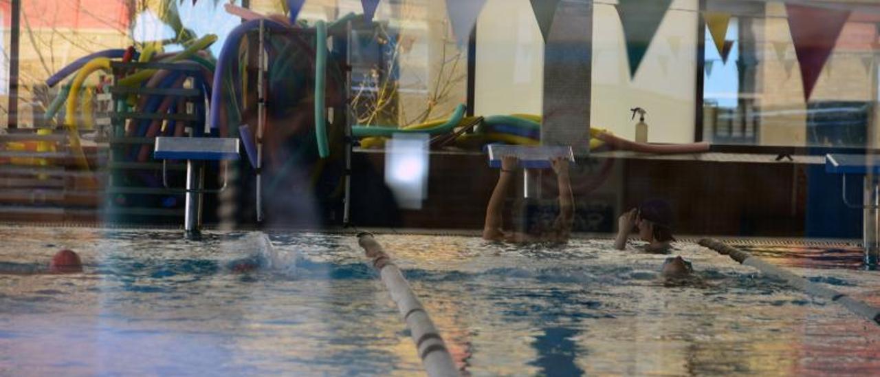 Usuarios en la piscina de Moaña tras su reciente reapertura.   | // G.N.