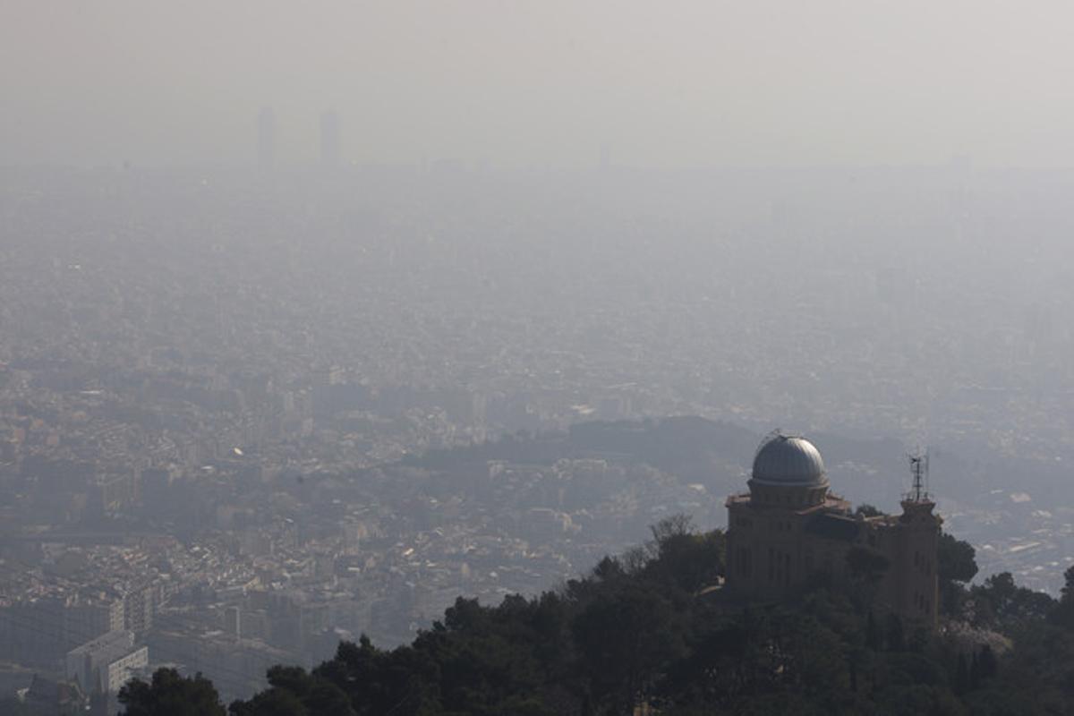 Vista de Barcelona des del Tibidabo, amb l’Observatori Fabra en primer terme.