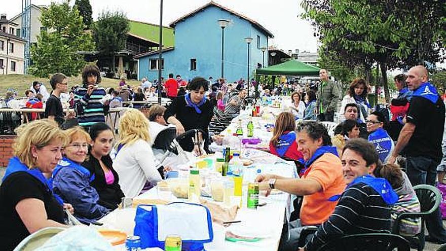 Algunos de los vecinos que asistieron ayer a la primera Comida en la Calle en el parque de Europa, en Las Vegas.