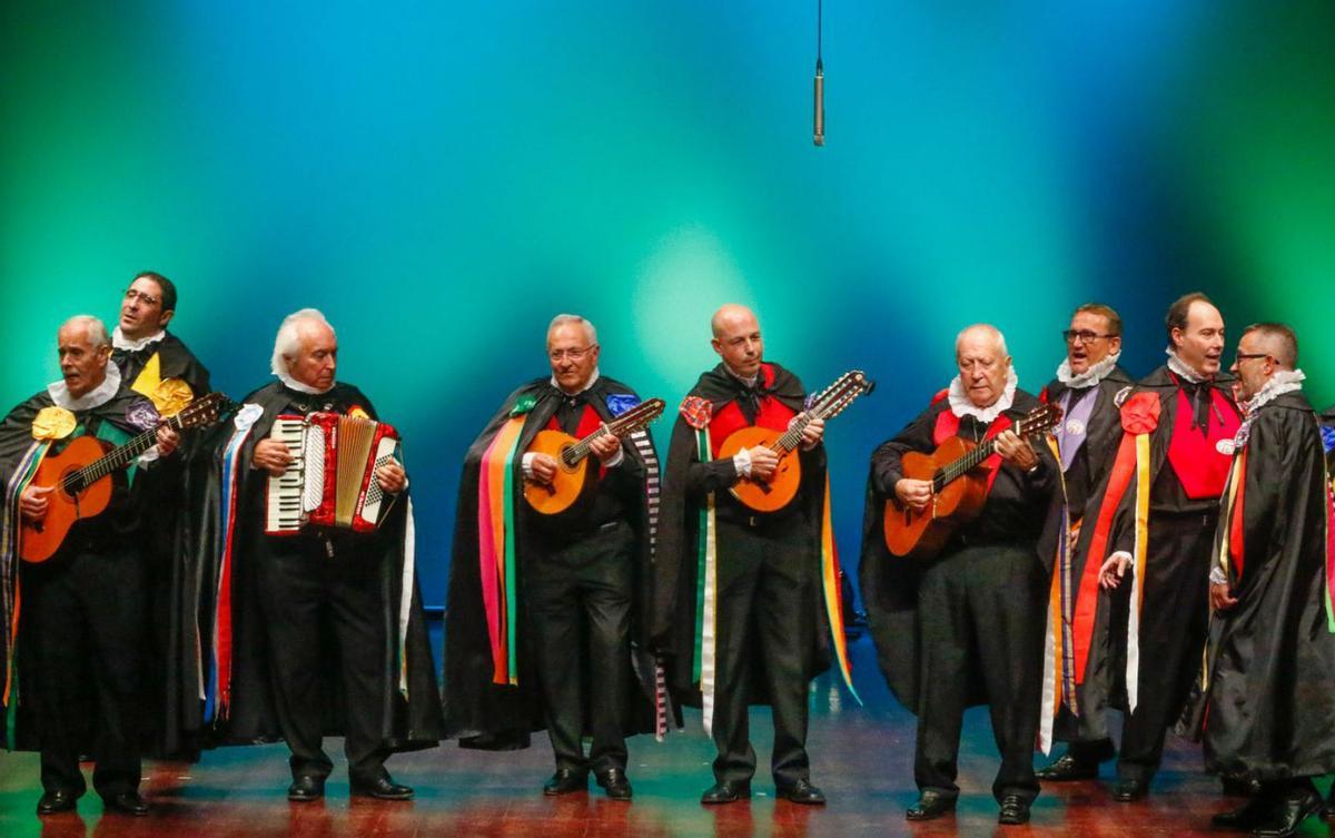 Una de las actuaciones musicales de la gala. | // IÑAKI ABELLA