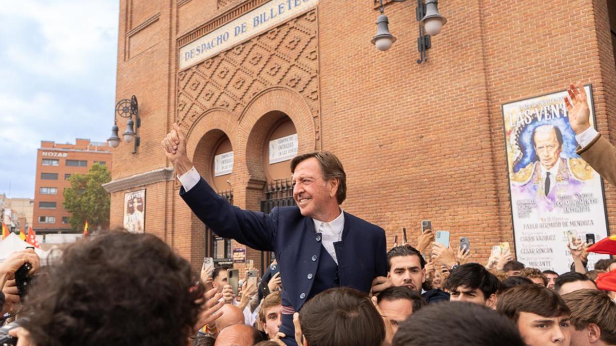 El maestro Curro Vázquez sale por la puerta grande de Madrid el día del festival para Antoñete tras cortar dos orejas.