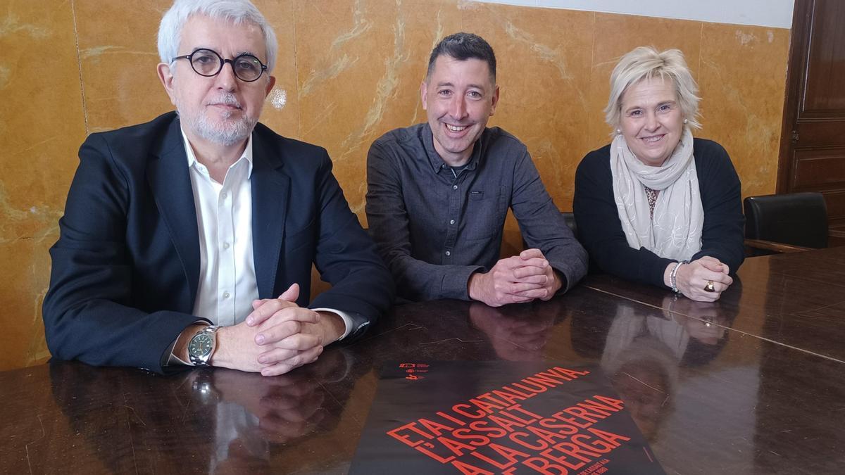 Presentació de la xerrada amb l'impulsor Xavier Gual (esquerra); l'alcalde de Berga, Ivan Sànchez; i la directora del Museu Comarcal de Berga, Alba Perarnau