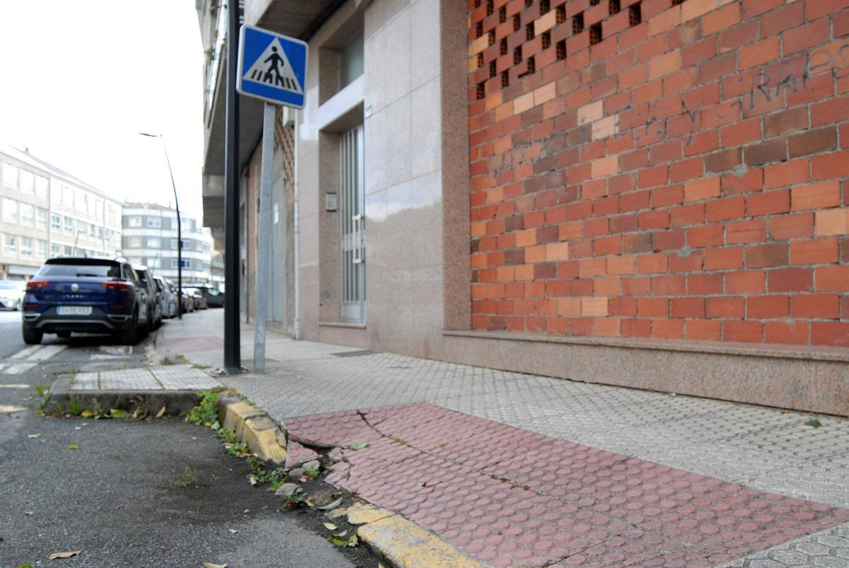 Rampa de una acera, en mal estado.