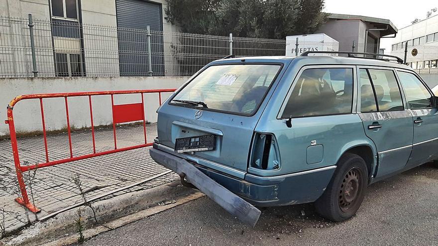 Un vehículo abandonado en el polígono industrial de Manacor.