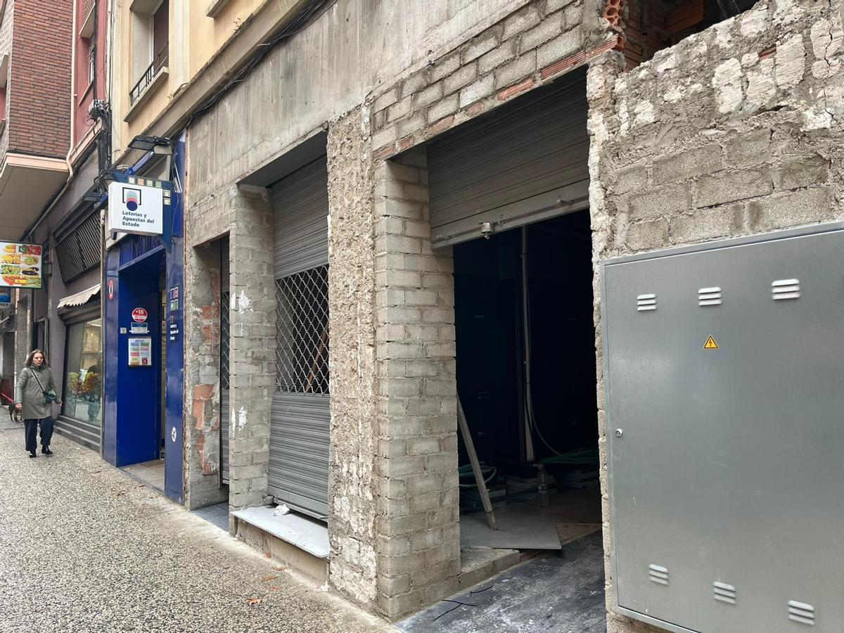 Acceso trasero del futuro Día en el centro de Zaragoza, en la calle Félix Latassa
