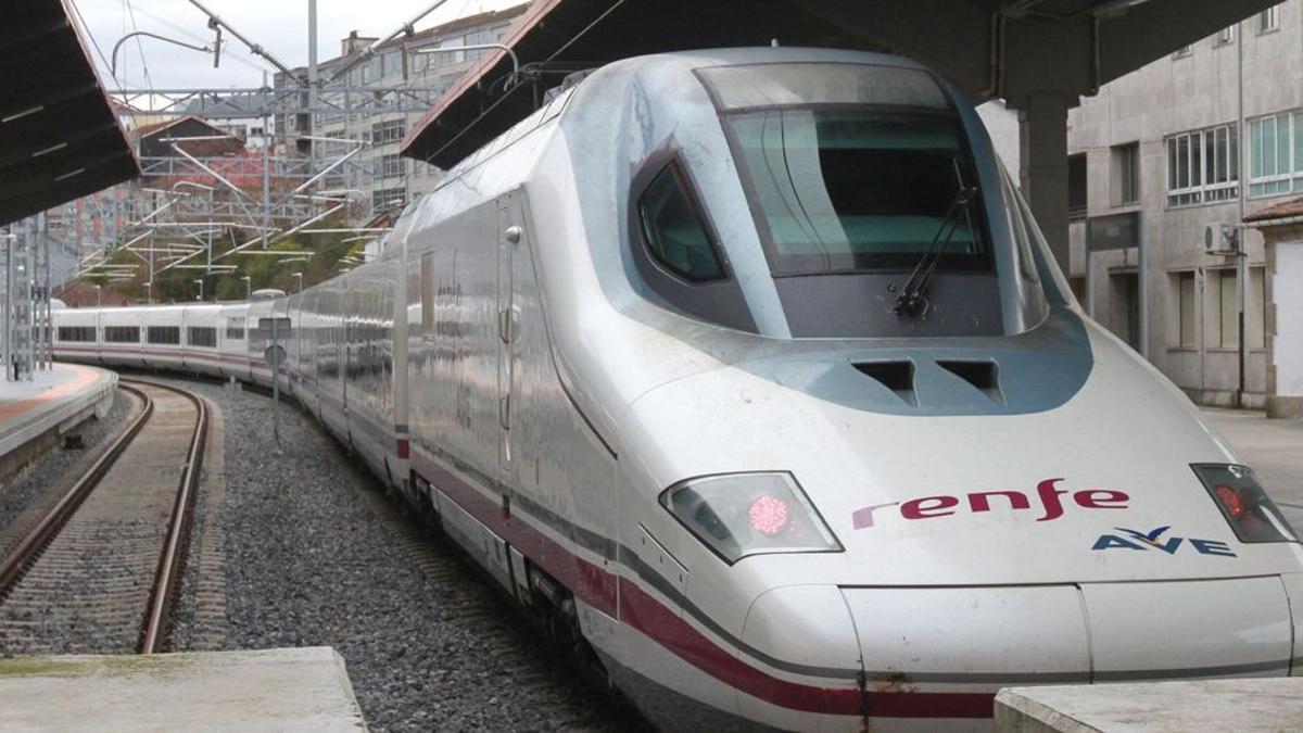 Tren AVE en la estación de Ourense.